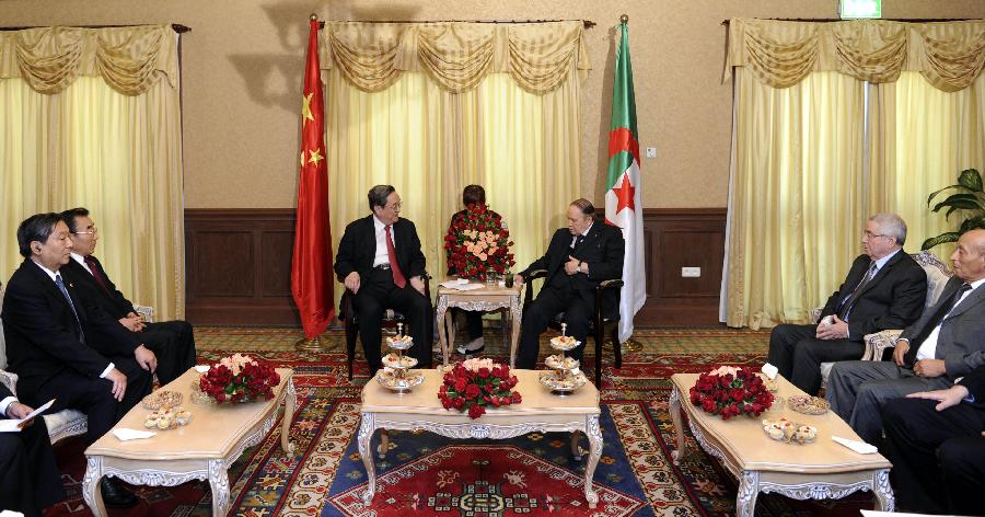 11月2日，正在阿爾及利亞進(jìn)行正式友好訪問(wèn)的全國(guó)政協(xié)主席俞正聲在阿爾及爾會(huì)見(jiàn)阿總統(tǒng)布特弗利卡。 新華社記者 張鐸 攝