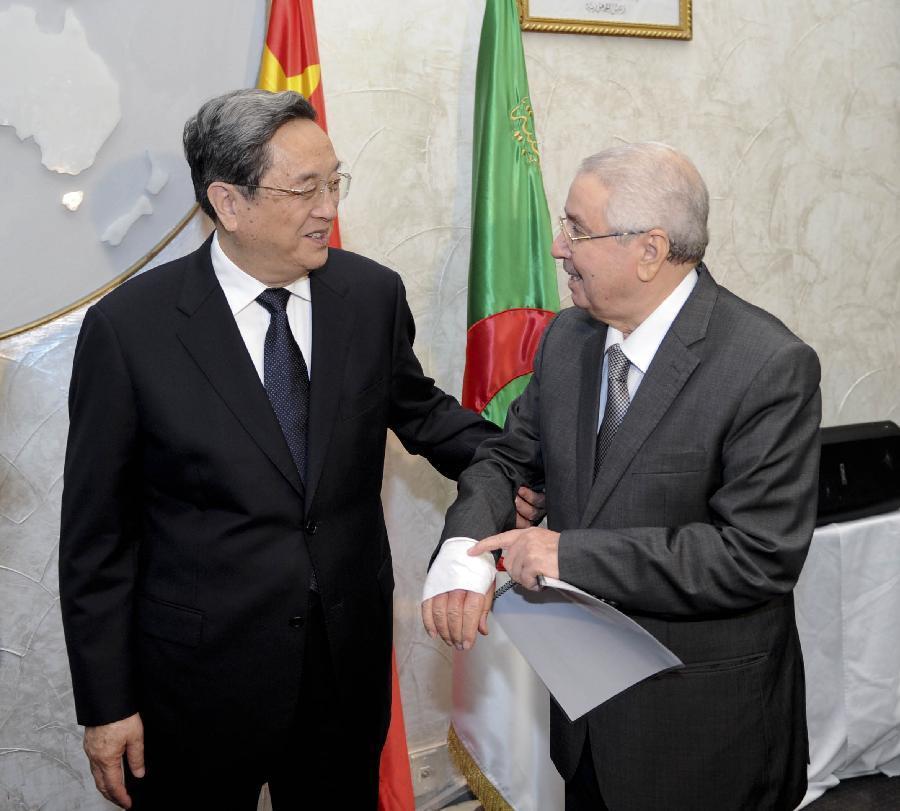 11月1日，正在阿爾及利亞進(jìn)行正式友好訪問(wèn)的全國(guó)政協(xié)主席俞正聲在阿爾及爾與阿民族院議長(zhǎng)本&middot;薩拉赫舉行會(huì)談。這是俞正聲親切詢問(wèn)本&middot;薩拉赫的手傷情況。新華社記者 張鐸 攝 