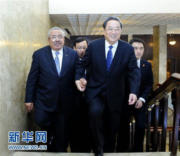11月9日，正在約旦進行正式友好訪問的全國政協(xié)主席俞正聲在安曼與約旦參議長拉瓦比德進行會談。這是會談前，俞正聲與拉瓦比德攜手步入會場。新華社記者 張鐸 攝 
