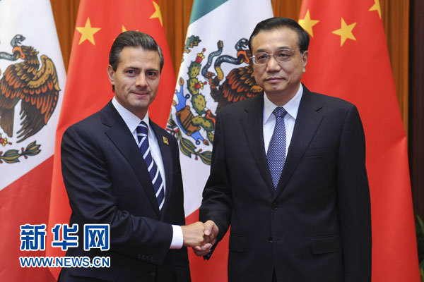 11月11日，國務(wù)院總理李克強在北京人民大會堂會見來華進行國事訪問并出席亞太經(jīng)合組織第二十二次領(lǐng)導(dǎo)人非正式會議的墨西哥總統(tǒng)培尼亞。新華社記者張鐸攝