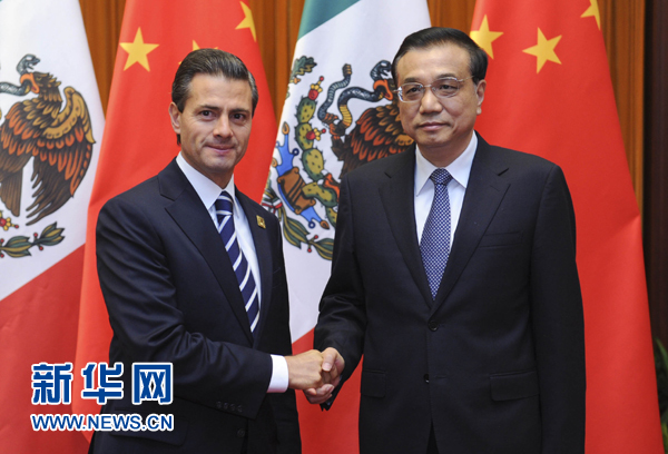 11月11日，國(guó)務(wù)院總理李克強(qiáng)在北京人民大會(huì)堂會(huì)見來(lái)華進(jìn)行國(guó)事訪問(wèn)并出席亞太經(jīng)合組織第二十二次領(lǐng)導(dǎo)人非正式會(huì)議的墨西哥總統(tǒng)培尼亞。新華社記者張鐸 攝 