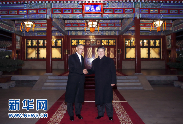 11月11日晚，國(guó)家主席習(xí)近平在中南海同美國(guó)總統(tǒng)奧巴馬舉行會(huì)晤。這是兩國(guó)元首在瀛臺(tái)涵元殿前握手。 新華社記者鞠鵬攝