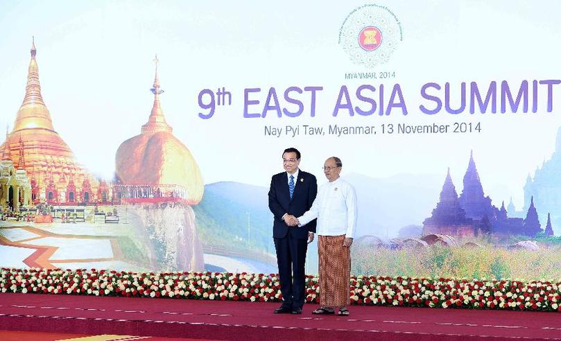 11月13日，中國國務(wù)院總理李克強在內(nèi)比都出席第九屆東亞峰會并發(fā)言。這是峰會開始前，東盟輪值主席國緬甸聯(lián)邦共和國總統(tǒng)吳登盛迎接李克強總理。新華社記者 李濤 攝 