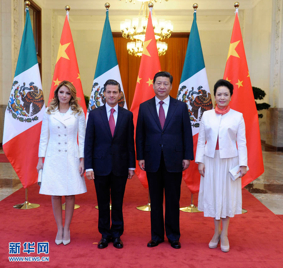 11月13日，國家主席習(xí)近平在北京人民大會(huì)堂北大廳舉行儀式，歡迎墨西哥總統(tǒng)培尼亞對中國進(jìn)行國事訪問。這是習(xí)近平和夫人彭麗媛同培尼亞夫婦合影。 新華社記者 張鐸 攝