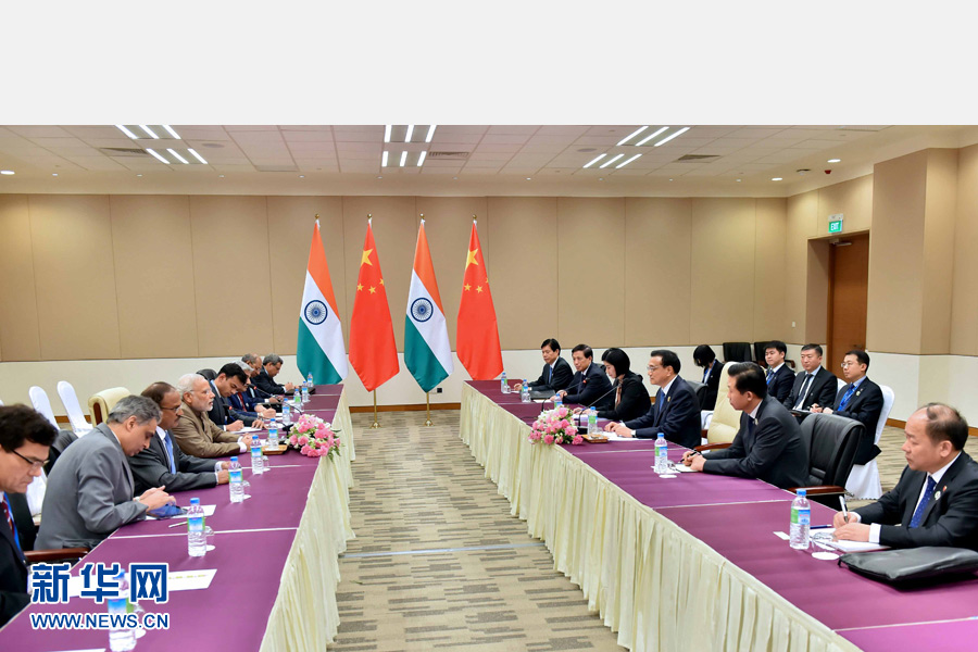 11月13日，中國國務(wù)院總理李克強在緬甸內(nèi)比都會見印度總理莫迪。 新華社記者 李濤 攝