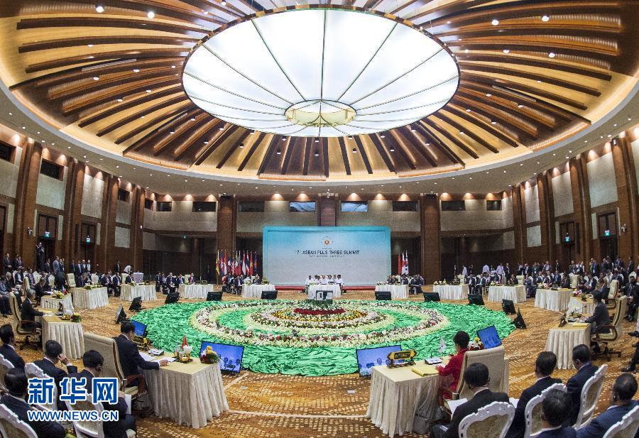 11月13日，中國(guó)國(guó)務(wù)院總理李克強(qiáng)在緬甸首都內(nèi)比都出席第17次東盟與中日韓（10+3）領(lǐng)導(dǎo)人會(huì)議。 新華社記者 王曄 攝