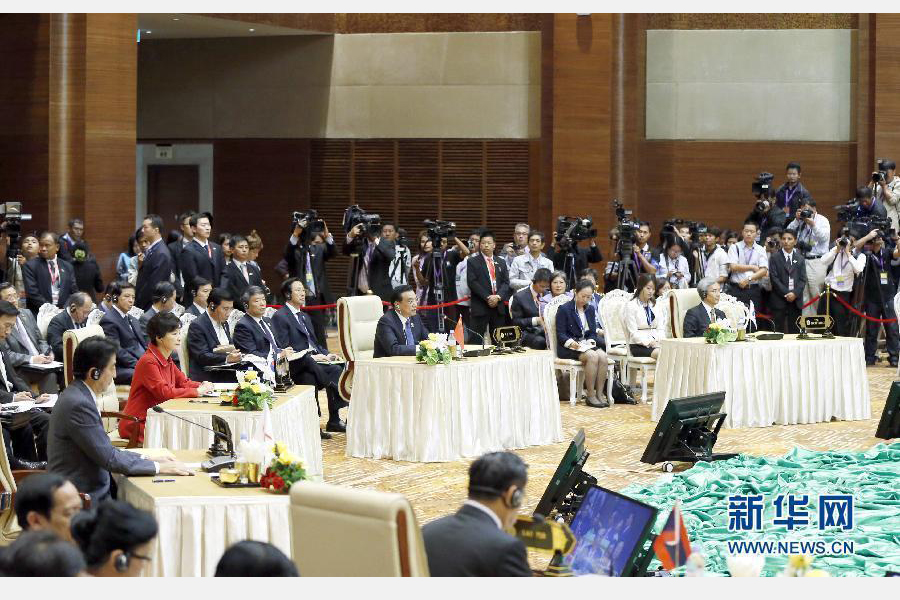 11月13日，中國(guó)國(guó)務(wù)院總理李克強(qiáng)在緬甸首都內(nèi)比都出席第17次東盟與中日韓（10+3）領(lǐng)導(dǎo)人會(huì)議。這是李克強(qiáng)在會(huì)議上講話。 新華社記者 鞠鵬 攝