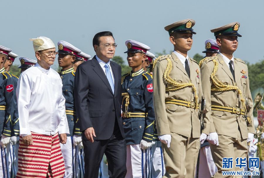 11月14日，國務(wù)院總理李克強(qiáng)在內(nèi)比都同緬甸總統(tǒng)吳登盛舉行會(huì)談。這是會(huì)談前，吳登盛在緬甸總統(tǒng)府前廣場為李克強(qiáng)舉行隆重的歡迎儀式。新華社記者 王曄 攝