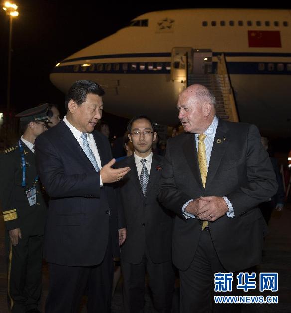 11月14日，中國國家主席習(xí)近平抵達(dá)布里斯班，出席二十國集團(tuán)領(lǐng)導(dǎo)人第九次峰會(huì)，并對(duì)澳大利亞進(jìn)行國事訪問。這是習(xí)近平在機(jī)場(chǎng)受到澳大利亞聯(lián)邦總督科斯格羅夫的迎接。新華社記者 李學(xué)仁 攝