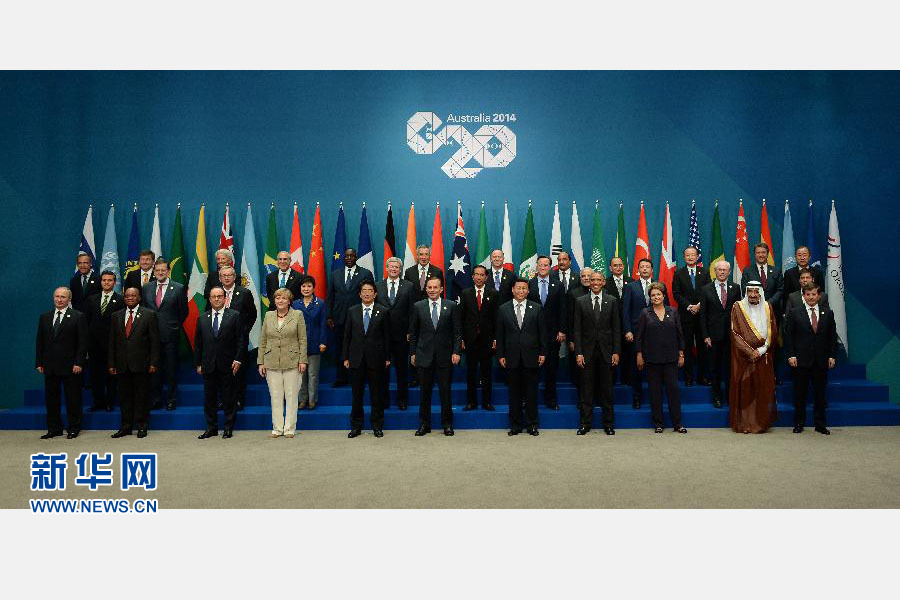 11月15日，二十國集團(tuán)領(lǐng)導(dǎo)人第九次峰會(huì)在澳大利亞布里斯班舉行。國家主席習(xí)近平出席會(huì)議并發(fā)表題為《推動(dòng)創(chuàng)新發(fā)展實(shí)現(xiàn)聯(lián)動(dòng)增長》的重要講話。這是習(xí)近平主席同與會(huì)領(lǐng)導(dǎo)人合影。 新華社記者 馬占成 攝