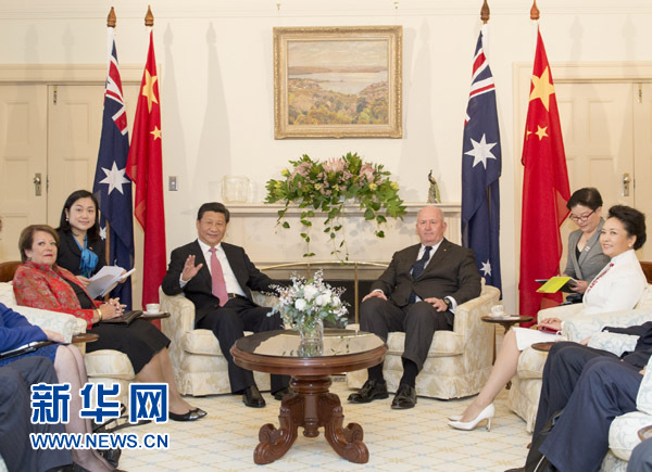 11月17日，中國國家主席習(xí)近平在堪培拉會見澳大利亞總督科斯格羅夫。會見前，科斯格羅夫在總督府草坪為習(xí)近平舉行隆重歡迎儀式。習(xí)近平和夫人彭麗媛抵達(dá)時，受到科斯格羅夫總督夫婦熱情迎接。新華社記者黃敬文 攝 