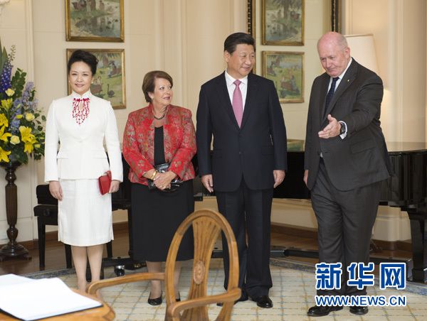 11月17日，中國國家主席習(xí)近平在堪培拉會見澳大利亞總督科斯格羅夫。會見前，科斯格羅夫在總督府草坪為習(xí)近平舉行隆重歡迎儀式。習(xí)近平和夫人彭麗媛抵達(dá)時，受到科斯格羅夫總督夫婦熱情迎接。新華社記者黃敬文 攝 