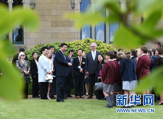 11月18日，國(guó)家主席習(xí)近平在澳大利亞塔斯馬尼亞州與朗塞斯頓市斯科奇－歐克伯恩小學(xué)的小學(xué)生共同植樹(shù)。新華社記者 馬占成 攝