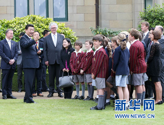 11月18日，國(guó)家主席習(xí)近平在澳大利亞塔斯馬尼亞州與朗塞斯頓市斯科奇－歐克伯恩小學(xué)的小學(xué)生共同植樹(shù)。新華社記者 姚大偉 攝