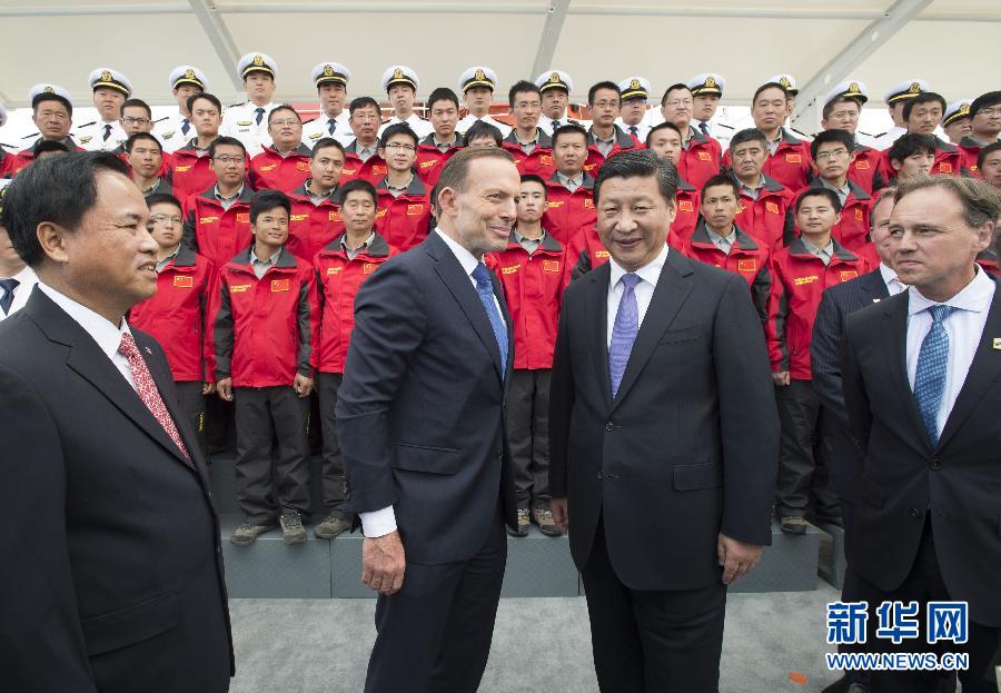 11月18日，正在澳大利亞塔斯馬尼亞州首府霍巴特訪問的中國國家主席習(xí)近平在澳大利亞總理阿博特陪同下參觀南極科考項目并慰問兩國科考人員。新華社記者李學(xué)仁攝 