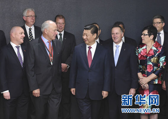 11月21日，中國(guó)國(guó)家主席習(xí)近平在奧克蘭和新西蘭總理約翰&middot;基共同出席中國(guó)－新西蘭市長(zhǎng)論壇啟動(dòng)儀式，并在啟動(dòng)儀式后會(huì)見&ldquo;新中關(guān)系促進(jìn)委員會(huì)&rdquo;主要成員。新華社記者馬占成攝