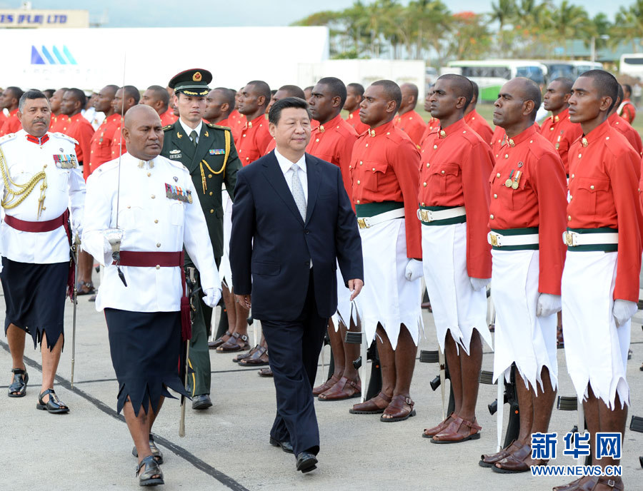 11月21日，國(guó)家主席習(xí)近平抵達(dá)楠迪，開(kāi)始對(duì)斐濟(jì)進(jìn)行國(guó)事訪問(wèn)并將同太平洋建交島國(guó)領(lǐng)導(dǎo)人舉行會(huì)晤。這是習(xí)近平主席在機(jī)場(chǎng)出席斐濟(jì)總理姆拜尼馬拉馬舉行的隆重歡迎儀式。 新華社記者馬占成攝 