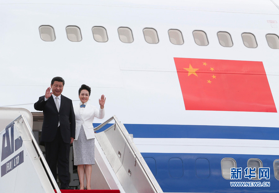 11月21日，國(guó)家主席習(xí)近平抵達(dá)楠迪，開(kāi)始對(duì)斐濟(jì)進(jìn)行國(guó)事訪問(wèn)并將同太平洋建交島國(guó)領(lǐng)導(dǎo)人舉行會(huì)晤。 這是習(xí)近平和夫人彭麗媛步出機(jī)艙。新華社記者丁林?jǐn)z 