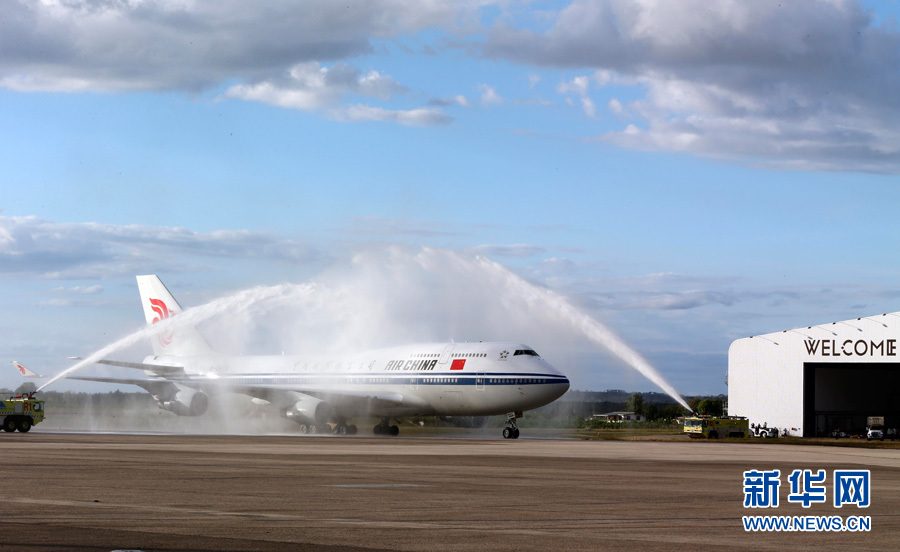  11月21日，國(guó)家主席習(xí)近平抵達(dá)楠迪，開(kāi)始對(duì)斐濟(jì)進(jìn)行國(guó)事訪問(wèn)并將同太平洋建交島國(guó)領(lǐng)導(dǎo)人舉行會(huì)晤。圖為習(xí)近平乘坐的專機(jī)在楠迪國(guó)際機(jī)場(chǎng)跑道上滑行穿過(guò)&ldquo;水門(mén)&rdquo;，這是當(dāng)?shù)亟o予最尊貴客人的禮遇，表達(dá)為客人&ldquo;洗塵&rdquo;。 新華社記者丁林?jǐn)z 