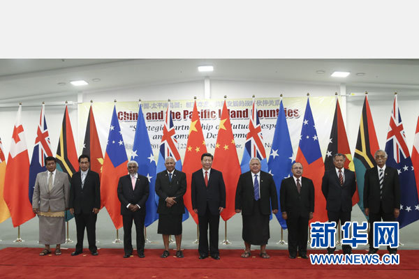 11月22日，國家主席習(xí)近平在楠迪同斐濟(jì)總理姆拜尼馬拉馬、密克羅尼西亞聯(lián)邦總統(tǒng)莫里、薩摩亞總理圖伊拉埃帕、巴布亞新幾內(nèi)亞總理奧尼爾、瓦努阿圖總理納圖曼、庫克群島總理普納、湯加首相圖伊瓦卡諾、紐?？偫硭忍窖髰u國領(lǐng)導(dǎo)人舉行集體會晤。姚大偉攝