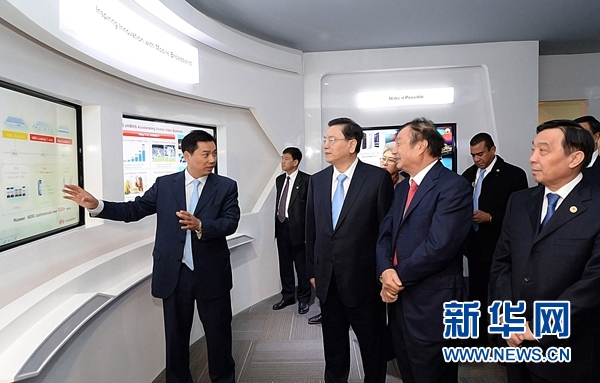 11月26日，正在墨西哥進行正式友好訪問的全國人大常委會委員長張德江在墨西哥城視察華為公司拉美北地區(qū)部。 新華社記者劉建生攝