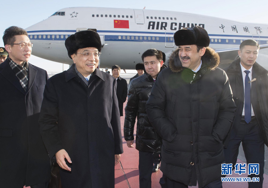  12月14日，應哈薩克斯坦共和國總理馬西莫夫邀請，國務(wù)院總理李克強乘專機抵達阿斯塔納國際機場，開始對哈薩克斯坦進行正式訪問，舉行中哈總理第二次定期會晤，并出席上海合作組織成員國政府首腦理事會第十三次會議。這是馬西莫夫到機場迎接李克強。新華社記者 黃敬文 攝 
