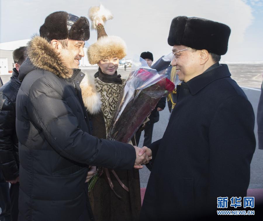 12月14日，應哈薩克斯坦共和國總理馬西莫夫邀請，國務(wù)院總理李克強乘專機抵達阿斯塔納國際機場，開始對哈薩克斯坦進行正式訪問，舉行中哈總理第二次定期會晤，并出席上海合作組織成員國政府首腦理事會第十三次會議。這是馬西莫夫到機場迎接李克強。新華社記者 黃敬文 攝