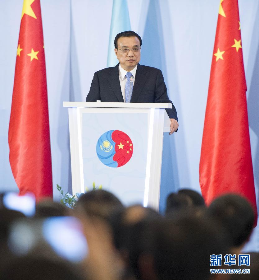  12月14日，國(guó)務(wù)院總理李克強(qiáng)在阿斯塔納同哈薩克斯坦總理馬西莫夫共同出席中哈企業(yè)家委員會(huì)第二次會(huì)議。這是李克強(qiáng)總理在會(huì)議上致辭。新華社記者 黃敬文 攝 