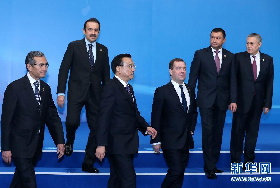 12月15日，中國國務(wù)院總理李克強(qiáng)在阿斯塔納出席上海合作組織成員國政府首腦理事會第十三次會議。這是與會領(lǐng)導(dǎo)人集體合影后走向會場。新華社記者 龐興雷 攝 
