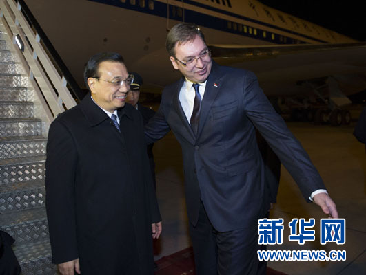 12月15日，國務(wù)院總理李克強(qiáng)抵達(dá)貝爾格萊德，出席中國－中東歐國家領(lǐng)導(dǎo)人會(huì)晤并正式訪問塞爾維亞，塞爾維亞總理武契奇到機(jī)場迎接。新華社記者 黃敬文 攝