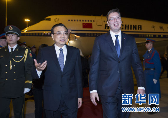 12月15日，國務(wù)院總理李克強(qiáng)抵達(dá)貝爾格萊德，出席中國－中東歐國家領(lǐng)導(dǎo)人會(huì)晤并正式訪問塞爾維亞，塞爾維亞總理武契奇到機(jī)場迎接。新華社記者 黃敬文 攝