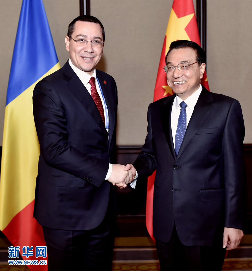 12月16日，中國國務(wù)院總理李克強在貝爾格萊德會見羅馬尼亞總理蓬塔。 新華社記者劉力航攝