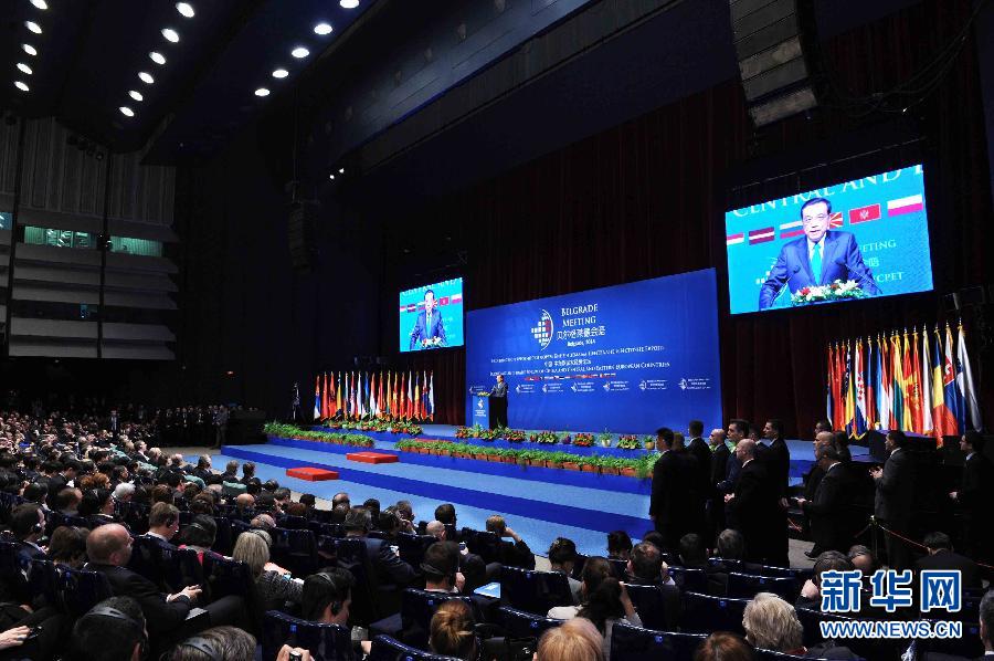 12月16日，國(guó)務(wù)院總理李克強(qiáng)在貝爾格萊德與中東歐國(guó)家領(lǐng)導(dǎo)人共同出席中國(guó)－中東歐國(guó)家第四屆經(jīng)貿(mào)論壇開(kāi)幕式并致辭。 新華社記者 饒愛(ài)民攝 