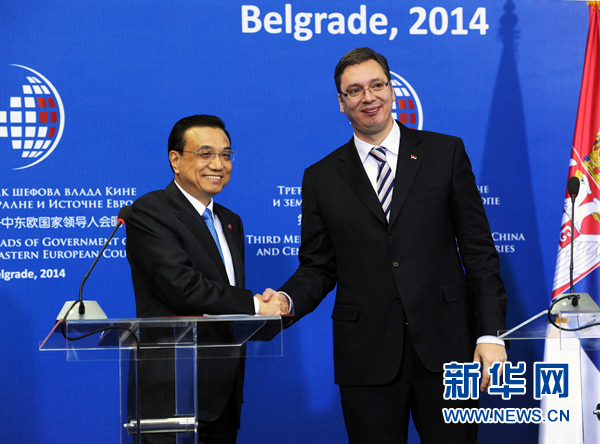 12月16日，國務(wù)院總理李克強(qiáng)在貝爾格萊德出席第三次中國-中東歐國家領(lǐng)導(dǎo)人會(huì)晤后，與塞爾維亞總理武契奇共同會(huì)見記者。 新華社記者饒愛民 攝