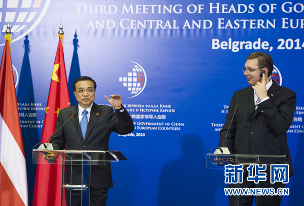 12月16日，國務(wù)院總理李克強(qiáng)在貝爾格萊德出席第三次中國-中東歐國家領(lǐng)導(dǎo)人會(huì)晤后，與塞爾維亞總理武契奇共同會(huì)見記者。 新華社記者黃敬文 攝