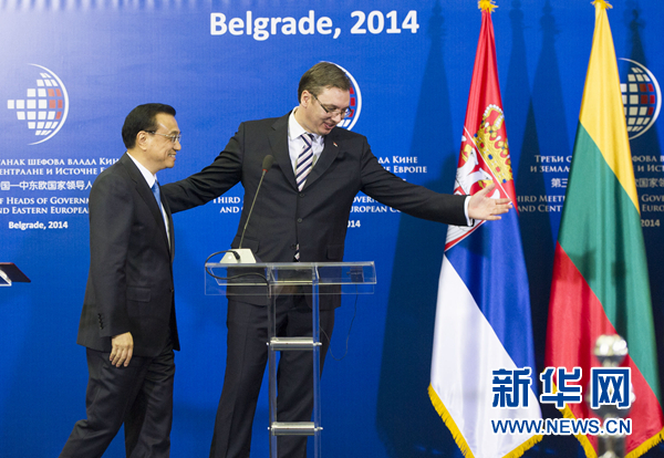 12月16日，國務(wù)院總理李克強(qiáng)在貝爾格萊德出席第三次中國-中東歐國家領(lǐng)導(dǎo)人會(huì)晤后，與塞爾維亞總理武契奇共同會(huì)見記者。 新華社記者黃敬文 攝