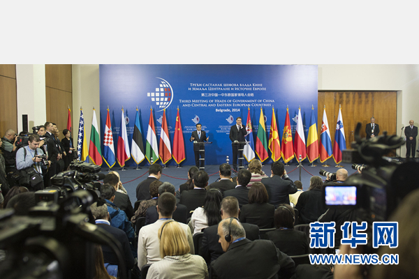 12月16日，國務(wù)院總理李克強(qiáng)在貝爾格萊德出席第三次中國-中東歐國家領(lǐng)導(dǎo)人會(huì)晤后，與塞爾維亞總理武契奇共同會(huì)見記者。 新華社記者黃敬文 攝