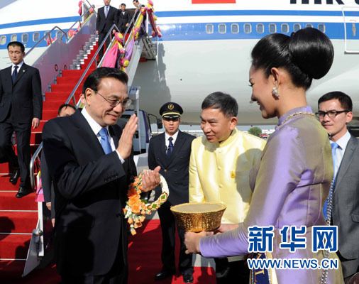 12月19日，中國國務(wù)院總理李克強(qiáng)抵達(dá)曼谷，出席大湄公河次區(qū)域經(jīng)濟(jì)合作領(lǐng)導(dǎo)人第五次會(huì)議。新華社記者饒愛民攝