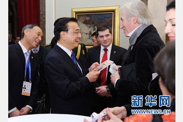 12月18日，中國(guó)國(guó)務(wù)院總理李克強(qiáng)在貝爾格萊德市政廳接受&ldquo;貝爾格萊德榮譽(yù)市民&rdquo;證書(shū)，塞爾維亞總理武契奇陪同出席。隨后，李克強(qiáng)同塞各界知名人士親切會(huì)見(jiàn)并互動(dòng)交流。這是李克強(qiáng)同電影《瓦爾特保衛(wèi)薩拉熱窩》的演員薩馬爾季奇親切交談。新華社記者 饒愛(ài)民 攝