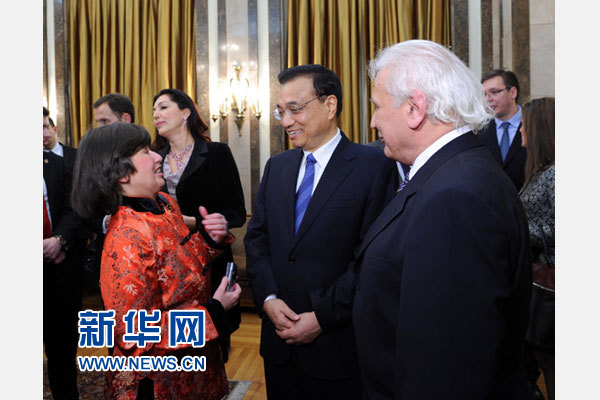 12月18日，中國(guó)國(guó)務(wù)院總理李克強(qiáng)在貝爾格萊德市政廳接受&ldquo;貝爾格萊德榮譽(yù)市民&rdquo;證書(shū)，塞爾維亞總理武契奇陪同出席。隨后，李克強(qiáng)同塞各界知名人士親切會(huì)見(jiàn)并互動(dòng)交流。這是李克強(qiáng)同漢學(xué)家波普&mdash;采尼奇夫婦親切交談。新華社記者 饒愛(ài)民 攝