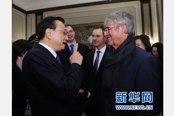 12月18日，中國(guó)國(guó)務(wù)院總理李克強(qiáng)在貝爾格萊德市政廳接受&ldquo;貝爾格萊德榮譽(yù)市民&rdquo;證書(shū)，塞爾維亞總理武契奇陪同出席。隨后，李克強(qiáng)同塞各界知名人士親切會(huì)見(jiàn)并互動(dòng)交流。這是李克強(qiáng)同著名足球教練米盧蒂諾維奇親切交談。新華社記者 饒愛(ài)民 攝