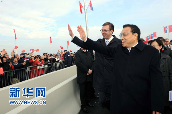 12月18日，中國國務(wù)院總理李克強(qiáng)在貝爾格萊德同塞爾維亞總理武契奇共同出席貝爾格萊德跨多瑙河大橋竣工儀式。這是李克強(qiáng)與武契奇在儀式現(xiàn)場向塞爾維亞群眾揮手致意。新華社記者 饒愛民 攝