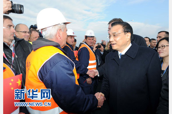 12月18日，中國國務(wù)院總理李克強(qiáng)在貝爾格萊德同塞爾維亞總理武契奇共同出席貝爾格萊德跨多瑙河大橋竣工儀式。這是李克強(qiáng)同大橋建設(shè)者親切交流。新華社記者 饒愛民 攝