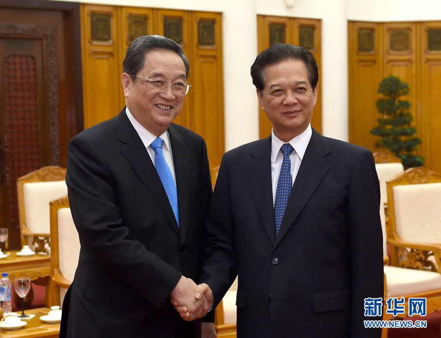 12月25日至27日，中共中央政治局常委、全國政協(xié)主席俞正聲對越南進行正式訪問。這是12月26日，俞正聲在河內(nèi)會見越南政府總理阮晉勇。 新華社記者馬占成攝