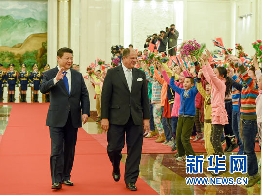 1月6日，國(guó)家主席習(xí)近平在北京人民大會(huì)堂同哥斯達(dá)黎加總統(tǒng)索利斯舉行會(huì)談。這是會(huì)談前，習(xí)近平在人民大會(huì)堂北大廳為索利斯舉行歡迎儀式。新華社記者 李學(xué)仁 攝