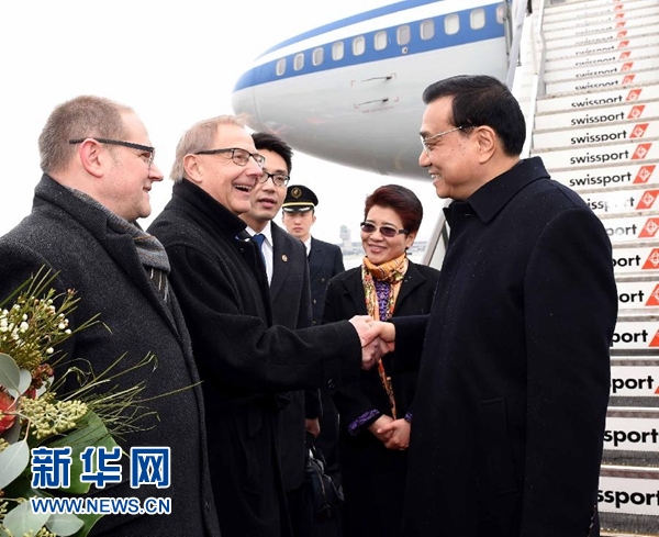 1月20日，中國國務(wù)院總理李克強抵達瑞士蘇黎世，出席達沃斯世界經(jīng)濟論壇年會并對瑞士進行工作訪問。 新華社記者 饒愛民 攝 
