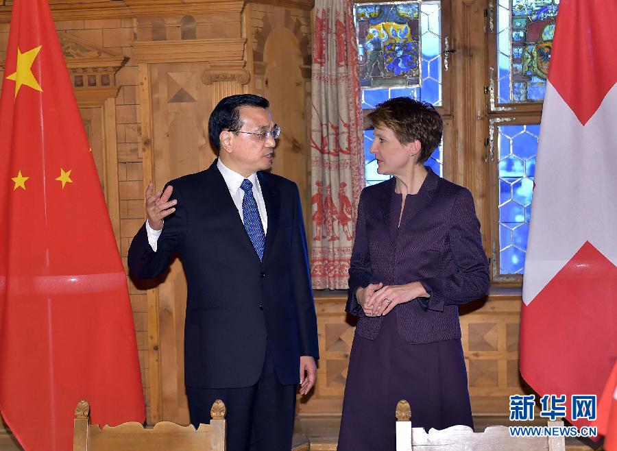 1月21日，國務(wù)院總理李克強(qiáng)在達(dá)沃斯同瑞士聯(lián)邦主席索馬魯加舉行會(huì)談。這是會(huì)談結(jié)束后，李克強(qiáng)與索馬魯加共同出席雙邊金融、食品、藥品、科研、人員往來等領(lǐng)域合作文件簽字儀式。新華社記者 李濤 攝