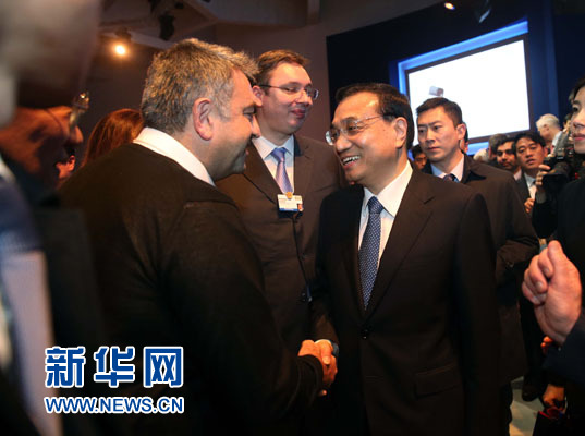 1月21日，中國國務(wù)院總理李克強在瑞士達(dá)沃斯舉行的世界經(jīng)濟論壇全會發(fā)表特別致辭并回答提問。這是李克強在致辭后同與會嘉賓親切交談。新華社記者 劉衛(wèi)兵 攝