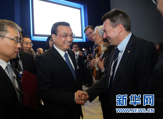 1月21日，中國國務(wù)院總理李克強在瑞士達(dá)沃斯舉行的世界經(jīng)濟論壇全會發(fā)表特別致辭并回答提問。這是李克強在致辭前同與會嘉賓親切交談。新華社記者 劉衛(wèi)兵 攝