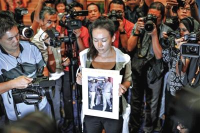 1月29日，在得知即將召開有關(guān)MH370的發(fā)布會后，一些乘客家屬成員到場。